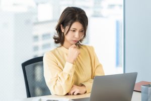 デスクワーク中の冷えからくる体の不調を整体を通して改善サポート