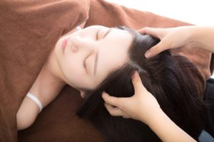 頭蓋骨調整は、頭蓋骨の歪みを正しい位置に戻してあげる事で、体の本来の働きを取り戻す施術です。