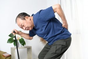 腰が痛くて歩くのがツライ