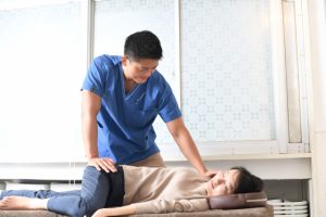 体の左右にねじる動きの動作確認