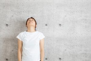 天井を見上げて、首のストレッチ