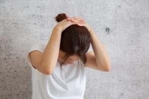 首の後ろを伸ばすストレッチ